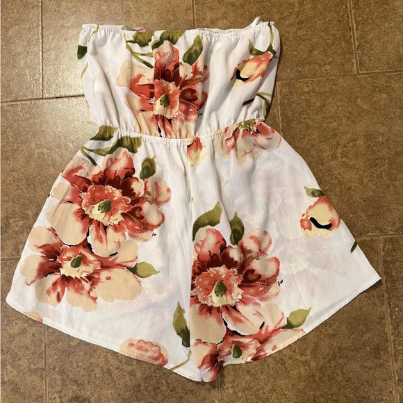 Boutique Sleeveless Short Jumpsuit Romper Large Light Cream and Peach Flowers - Picture 3 of 6